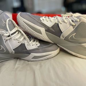 Kyrie Infiniti TB SIZE 11